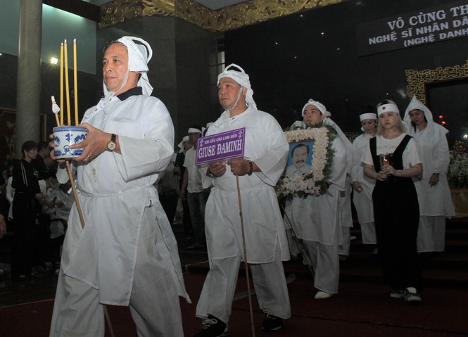 Lý Hùng nghẹn ngào nói lời tri ân trước giờ đưa NSND Lý Huỳnh về nơi an nghỉ cuối cùng - ảnh 14