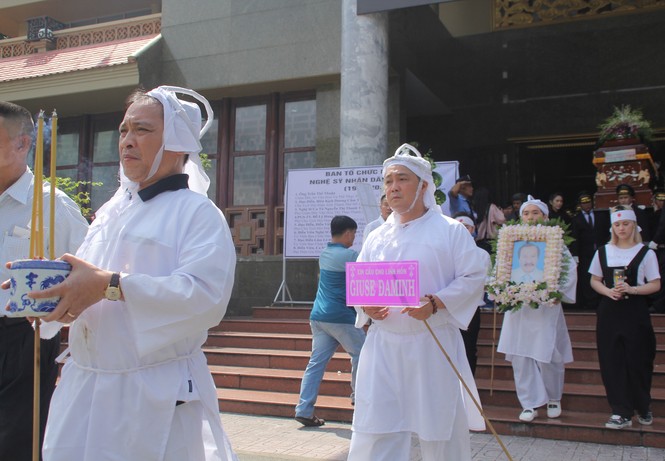 Lý Hùng nghẹn ngào nói lời tri ân trước giờ đưa NSND Lý Huỳnh về nơi an nghỉ cuối cùng - ảnh 15