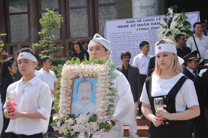 Lý Hùng nghẹn ngào nói lời tri ân trước giờ đưa NSND Lý Huỳnh về nơi an nghỉ cuối cùng - ảnh 16