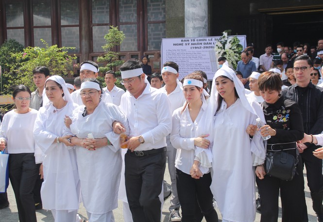 Lý Hùng nghẹn ngào nói lời tri ân trước giờ đưa NSND Lý Huỳnh về nơi an nghỉ cuối cùng - ảnh 19