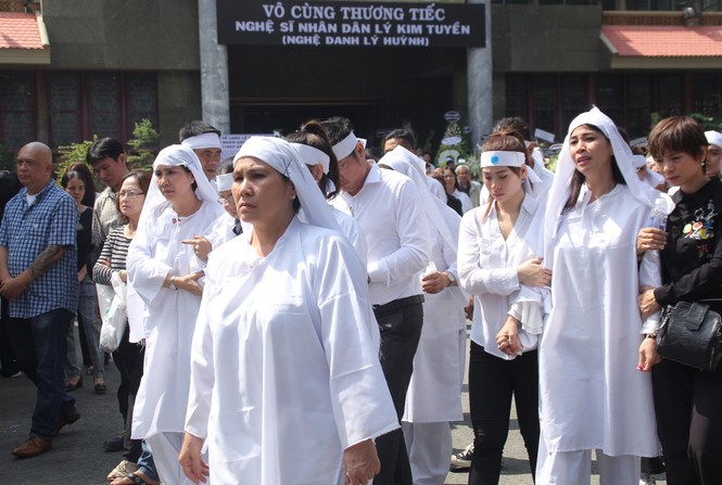 Lý Hùng nghẹn ngào nói lời tri ân trước giờ đưa NSND Lý Huỳnh về nơi an nghỉ cuối cùng - ảnh 18