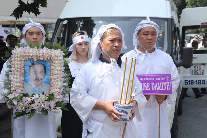 Lý Hùng nghẹn ngào nói lời tri ân trước giờ đưa NSND Lý Huỳnh về nơi an nghỉ cuối cùng - ảnh 17