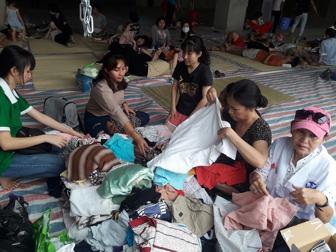 Tình nguyện viện hỗ trợ người dân thức ăn, nước uống sau vụ cháy - ảnh 2