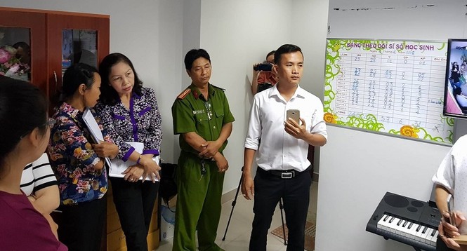 Phụ huynh tá hỏa bỏ làm về đón con vì trường bị rút giấy phép - ảnh 1