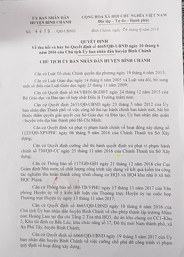 Phụ huynh tá hỏa bỏ làm về đón con vì trường bị rút giấy phép - ảnh 2