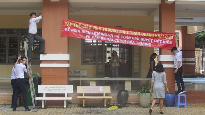 Đình chỉ hiệu trưởng vụ giáo viên treo băng rôn phản đối trong trường - ảnh 1
