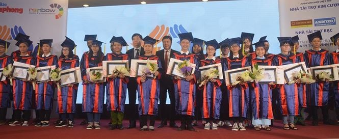 TRAO HỌC BỔNG NÂNG BƯỚC THỦ KHOA, BÁO TIỀN PHONG TRAO HỌC BỔNG - ảnh 1