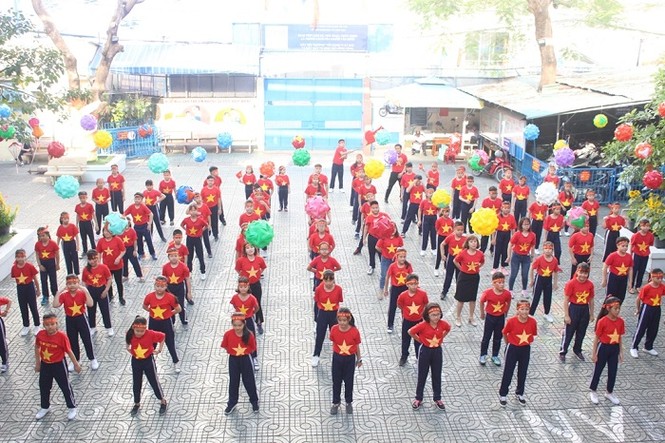 Cô trò trường tiểu học ở TPHCM áo cờ đỏ sao vàng cổ vũ “Chiến binh sao vàng” - ảnh 3