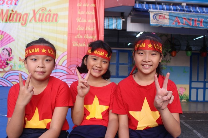 Cô trò trường tiểu học ở TPHCM áo cờ đỏ sao vàng cổ vũ “Chiến binh sao vàng” - ảnh 2