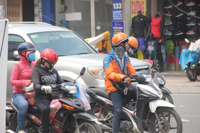 Người dân Sài Gòn “vật lộn” với nắng nóng kéo dài - ảnh 1