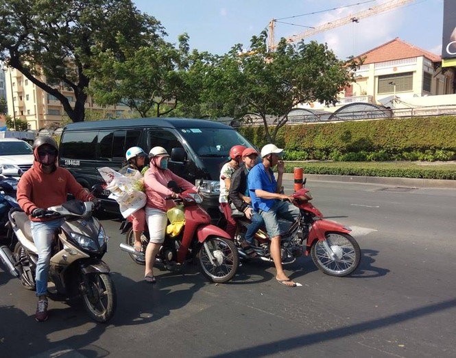 Người dân Sài Gòn “vật lộn” với nắng nóng kéo dài - ảnh 2