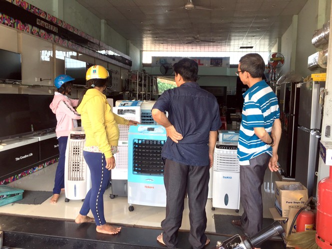 Người dân Sài Gòn “vật lộn” với nắng nóng kéo dài - ảnh 7