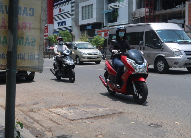 Người dân Sài Gòn “vật lộn” với nắng nóng kéo dài - ảnh 3