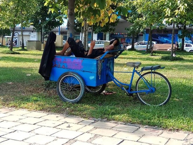Người dân Sài Gòn “vật lộn” với nắng nóng kéo dài - ảnh 8