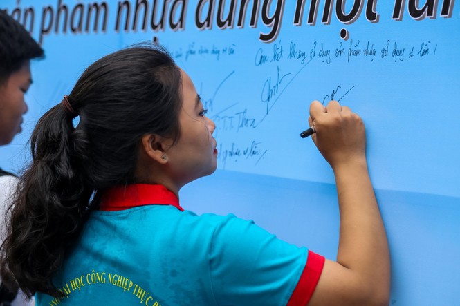 Hơn 1.000 học sinh, sinh viên TPHCM ký cam kết không sử dụng ly nhựa, ống hút, Trường ĐH Công nghiệp Thực phẩm TPHCM (HUFI), Trung tâm Giáo dục phổ thông - Hufi, Trường THPT Trần Quốc Toản - ảnh 4
