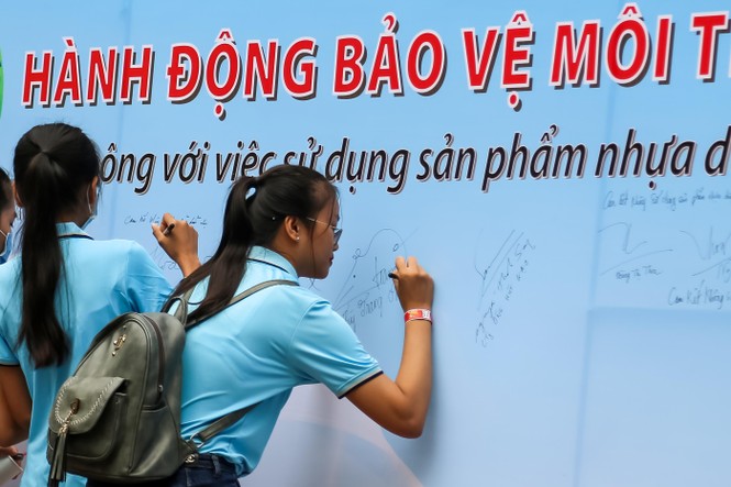 Hơn 1.000 học sinh, sinh viên TPHCM ký cam kết không sử dụng ly nhựa, ống hút, Trường ĐH Công nghiệp Thực phẩm TPHCM (HUFI), Trung tâm Giáo dục phổ thông - Hufi, Trường THPT Trần Quốc Toản - ảnh 3