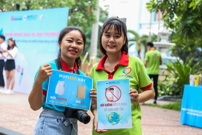 Hơn 1.000 học sinh, sinh viên TPHCM ký cam kết không sử dụng ly nhựa, ống hút, Trường ĐH Công nghiệp Thực phẩm TPHCM (HUFI), Trung tâm Giáo dục phổ thông - Hufi, Trường THPT Trần Quốc Toản - ảnh 1