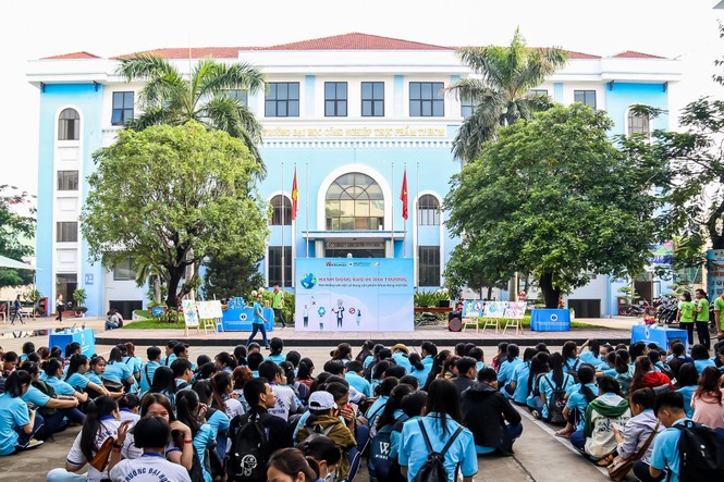 Hơn 1.000 học sinh, sinh viên TPHCM ký cam kết không sử dụng ly nhựa, ống hút, Trường ĐH Công nghiệp Thực phẩm TPHCM (HUFI), Trung tâm Giáo dục phổ thông - Hufi, Trường THPT Trần Quốc Toản - ảnh 2