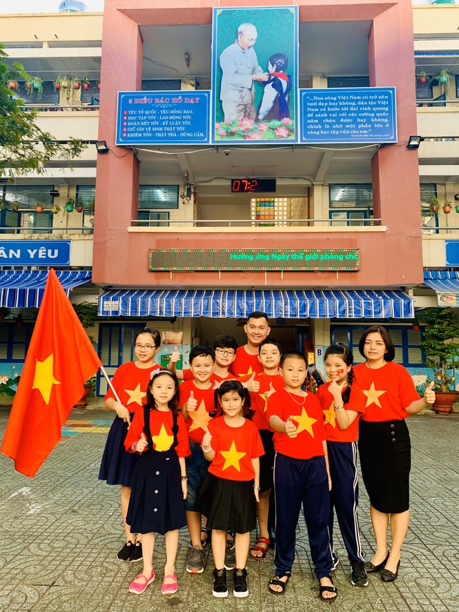 Học sinh tiểu học TPHCM diện áo cờ đỏ sao vàng tiếp lửa cho U22 Việt Nam - ảnh 3