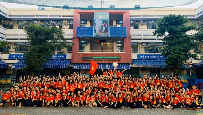 Học sinh tiểu học TPHCM diện áo cờ đỏ sao vàng tiếp lửa cho U22 Việt Nam - ảnh 5