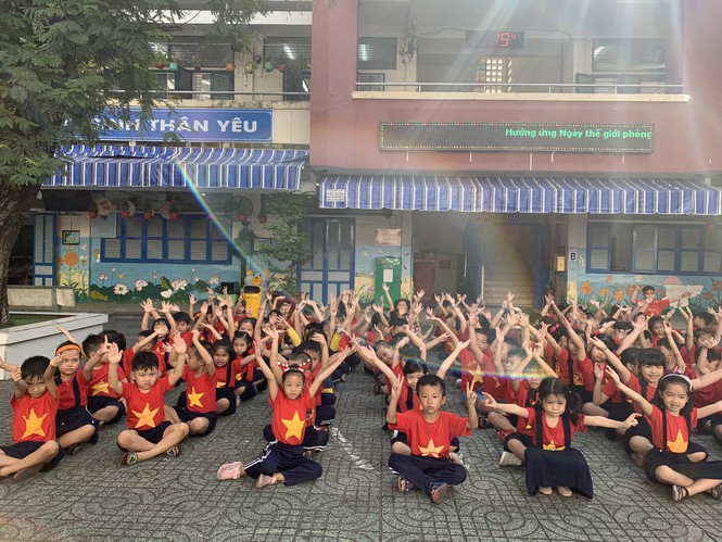 Học sinh tiểu học TPHCM diện áo cờ đỏ sao vàng tiếp lửa cho U22 Việt Nam - ảnh 1