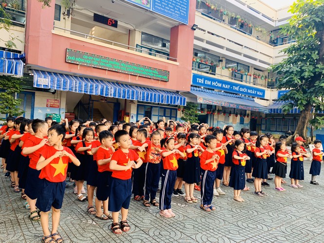 Học sinh tiểu học TPHCM diện áo cờ đỏ sao vàng tiếp lửa cho U22 Việt Nam - ảnh 4