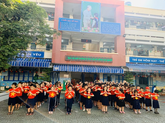 Học sinh tiểu học TPHCM diện áo cờ đỏ sao vàng tiếp lửa cho U22 Việt Nam - ảnh 2