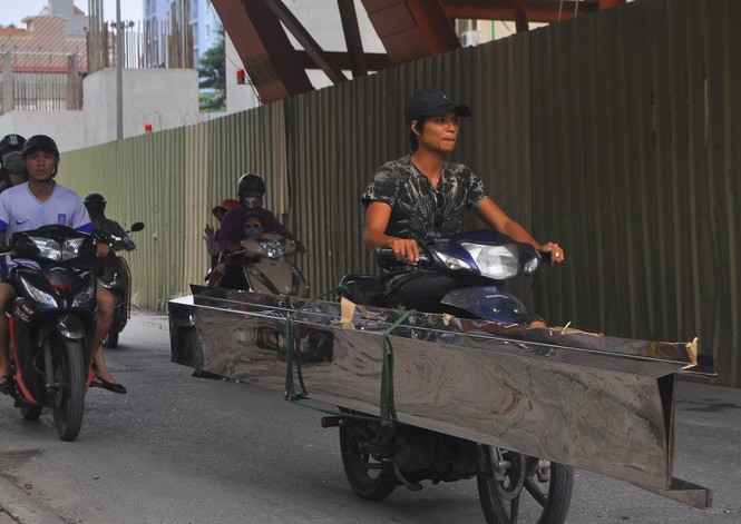 Xe ba bánh chở hàng cồng kềnh né tránh, vượt chốt CSGT - ảnh 9