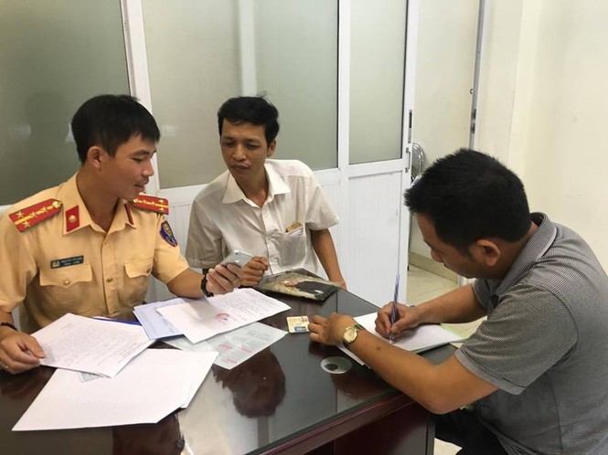 Phạt nguội hàng loạt ô tô đi ngược chiều trên cầu vượt - ảnh 1