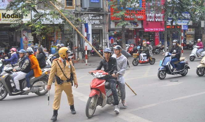 Xe ba bánh chở hàng cồng kềnh lại náo loạn đường phố Hà Nội - ảnh 1