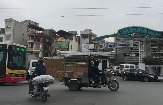 Xe ba bánh chở hàng cồng kềnh lại náo loạn đường phố Hà Nội - ảnh 2