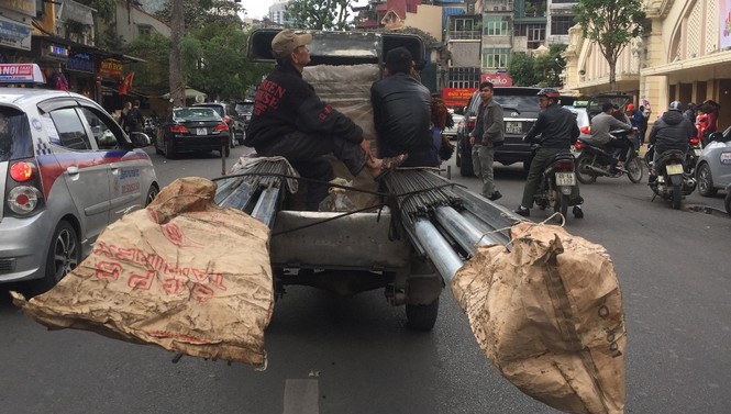 Xe ba bánh chở hàng cồng kềnh lại náo loạn đường phố Hà Nội - ảnh 3