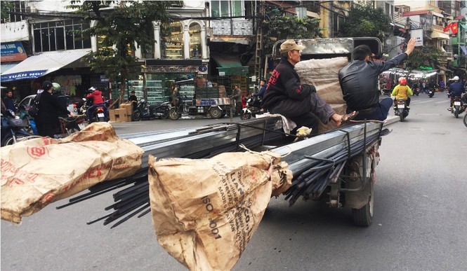 Xe ba bánh chở hàng cồng kềnh lại náo loạn đường phố Hà Nội - ảnh 4