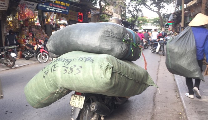 Xe ba bánh chở hàng cồng kềnh lại náo loạn đường phố Hà Nội - ảnh 5