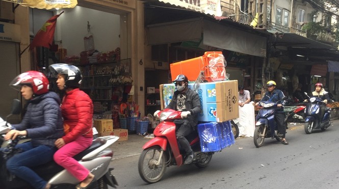 Xe ba bánh chở hàng cồng kềnh lại náo loạn đường phố Hà Nội - ảnh 6