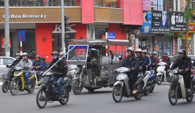 Xe ba bánh chở hàng cồng kềnh lại náo loạn đường phố Hà Nội - ảnh 8