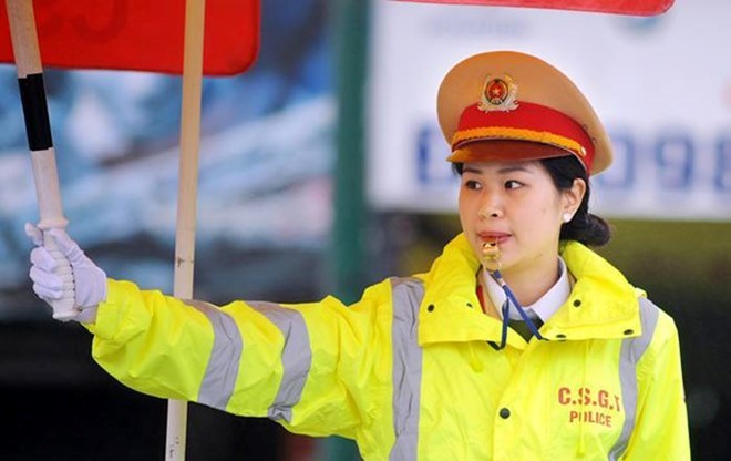 CSGT Hà Nội ra quân chống ùn tắc sau Tết Nguyên đán - ảnh 1