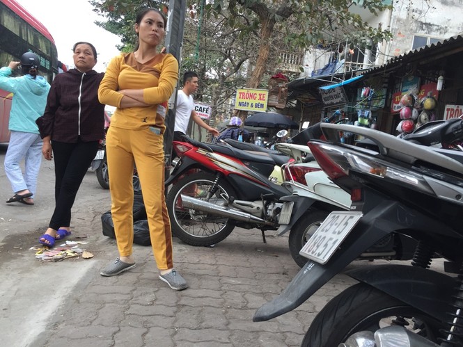 Bãi trông xe lấn vỉa hè 'bủa vây' bến xe Giáp Bát - ảnh 3