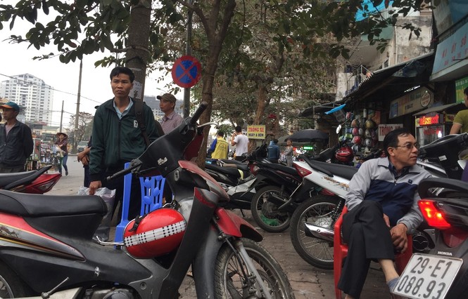 Bãi trông xe lấn vỉa hè 'bủa vây' bến xe Giáp Bát - ảnh 2