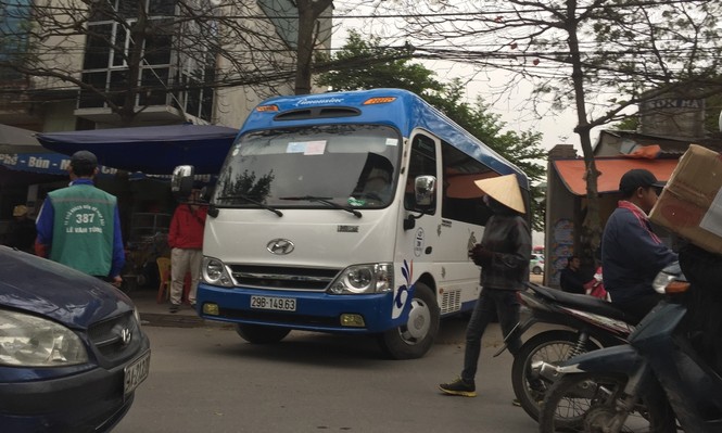 Bãi trông xe lấn vỉa hè 'bủa vây' bến xe Giáp Bát - ảnh 5
