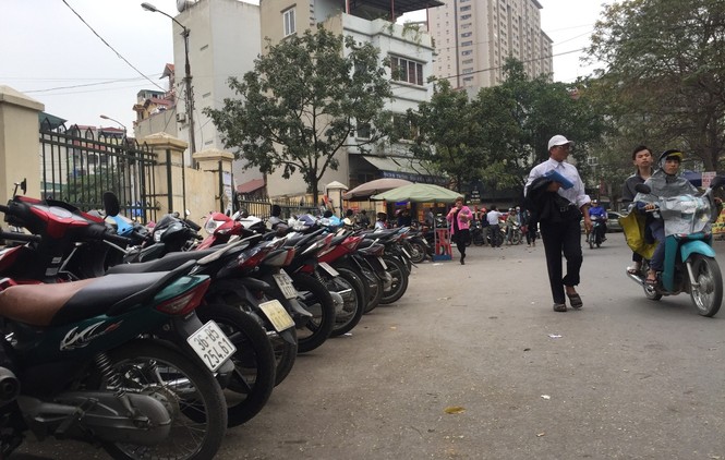 Bãi trông xe lấn vỉa hè 'bủa vây' bến xe Giáp Bát - ảnh 1