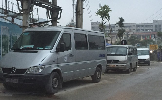 Bãi trông xe lấn vỉa hè 'bủa vây' bến xe Giáp Bát - ảnh 7