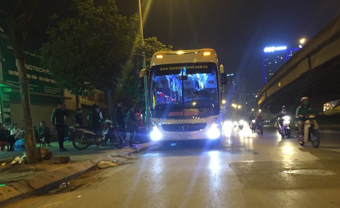 Cận cảnh “bến dù” đón khách dưới lòng đường - ảnh 1