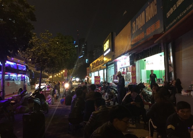 Cận cảnh “bến dù” đón khách dưới lòng đường - ảnh 3
