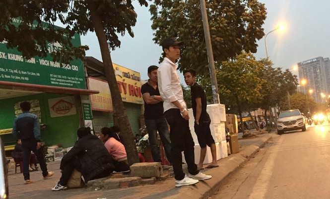 Cận cảnh “bến dù” đón khách dưới lòng đường - ảnh 5