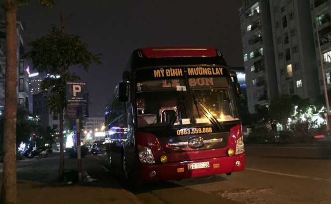 Cận cảnh “bến dù” đón khách dưới lòng đường - ảnh 6