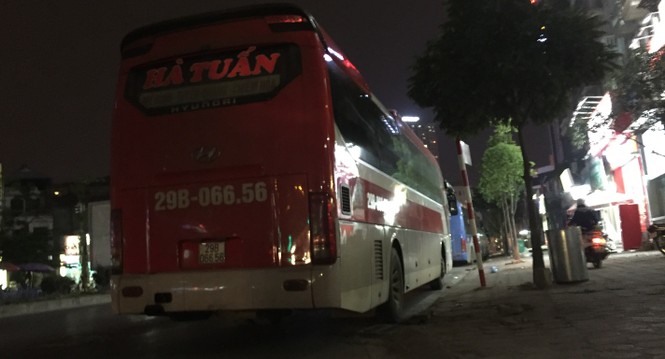 Cận cảnh “bến dù” đón khách dưới lòng đường - ảnh 7