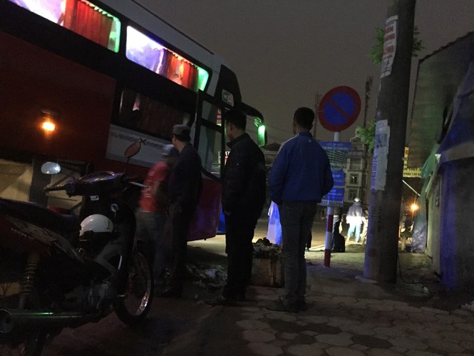 Cận cảnh “bến dù” đón khách dưới lòng đường - ảnh 9