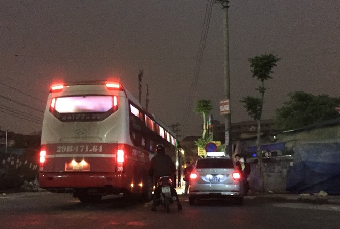 Cận cảnh “bến dù” đón khách dưới lòng đường - ảnh 8