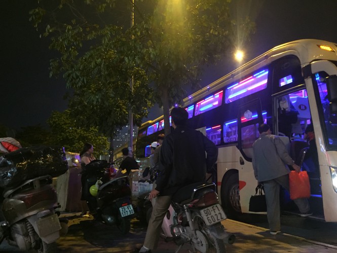 Phớt lờ lệnh cấm, nhiều nhà xe ngang nhiên đón khách dưới lòng đường - ảnh 2